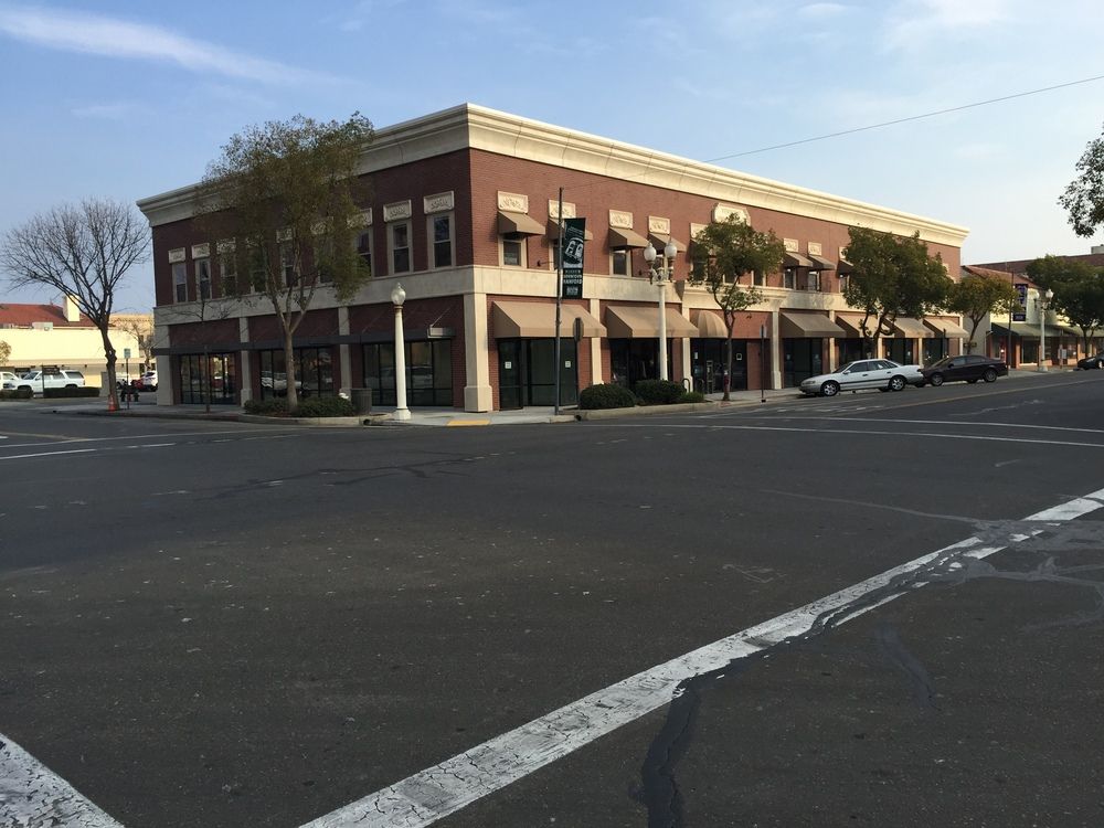Retail For Lease: 213 W 8th St, Hanford, CA 93230